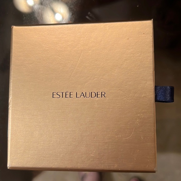 Host Pick ♥️♥️🌈🌈ESTEE LAUDER perfecting pressed powder - Picture 2 of 5